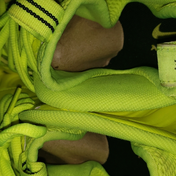 Men Volt Volt Black  Foam Posites & Matching Nike Shirt Set - Picture 7 of 11